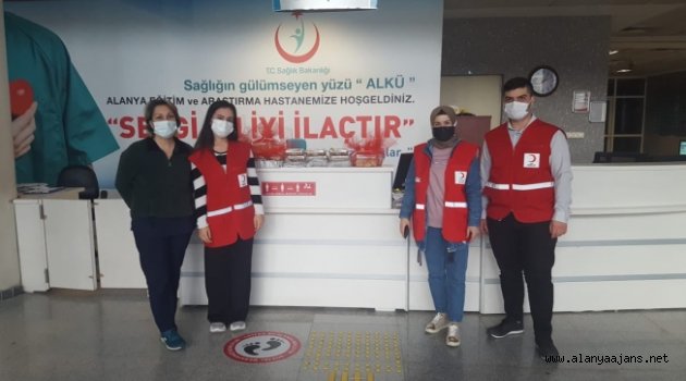 Alanya Kızılay sağlık çalışanlarının yanında