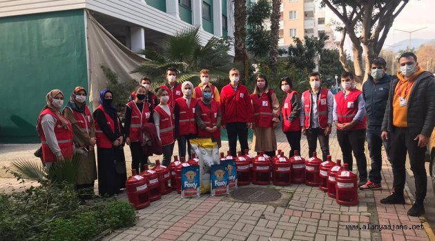 Alanya Kızılay sokak hayvanlarının yanında