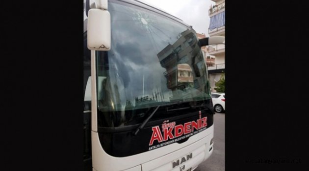 Alanya otobüsünü taşladılar: 1 yaralı