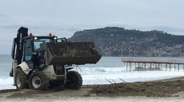 Alanya sahilleri temizleniyor