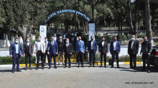 Alanya Ülkü Ocakları’ndan şehitliğe ziyaret