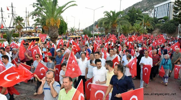 Alanya'da 15 Temmuz yürüyüşü
