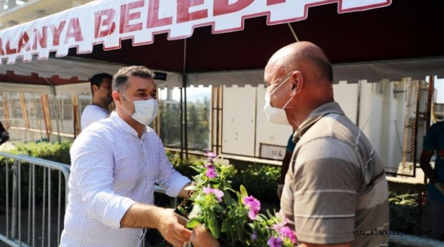 Alanya'da 21 mezarlıkta 58 bin çiçek toprakla buluştu