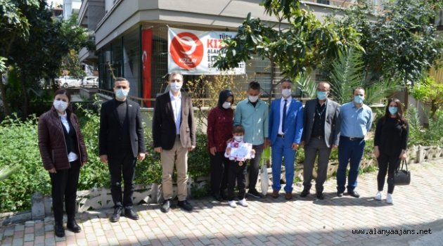 Alanya'da 7'den 70'e İstiklal Marşı Coşkusu
