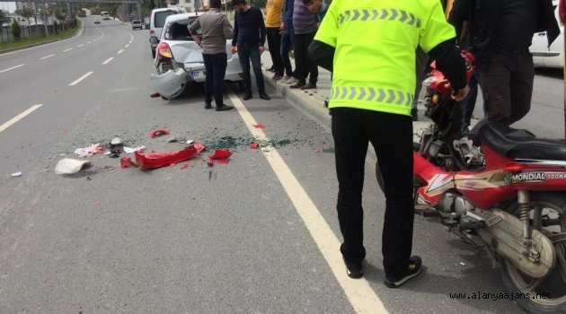 Alanya'da araca çarpan kadın motosikletli yaralandı