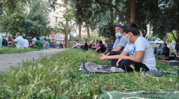 Alanya'da bayram namazı tedbirli kılındı