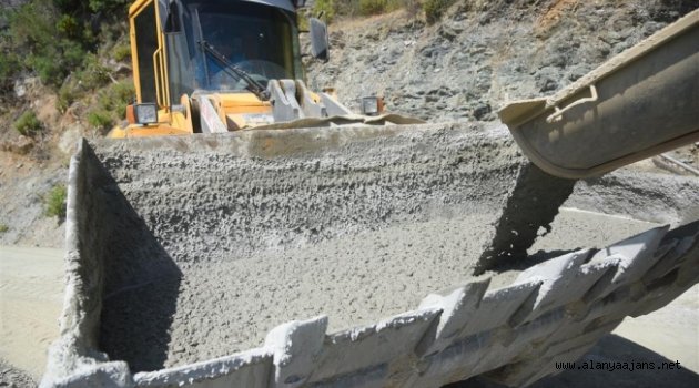 Alanya'da beton yol uygulaması hız kesmiyor