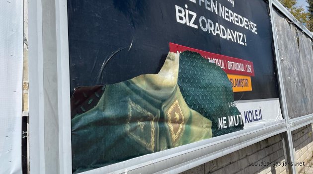 Alanya'da CHP’li gencin astığı Atatürk posterine saldırı