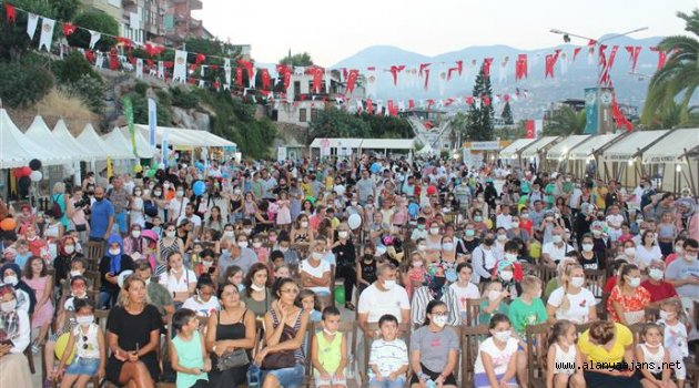 Alanya'da çocuk festivali eğlendirmeye devam ediyor