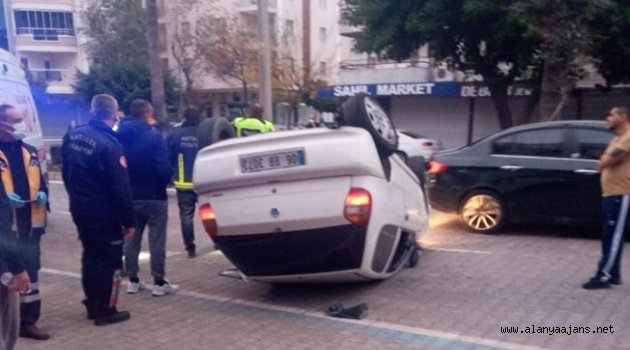 Alanya'da direksiyon hakimiyetini kaybetti, araçlara çarpıp kaçtı