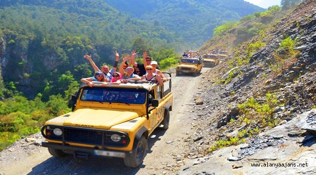 Alanya'da eğlenme uğruna salgın hiçe sayılıyor