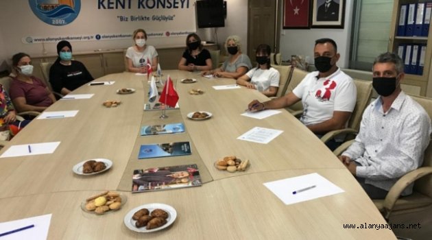 Alanya'da el emeği ürünler sanata dönüşüyor