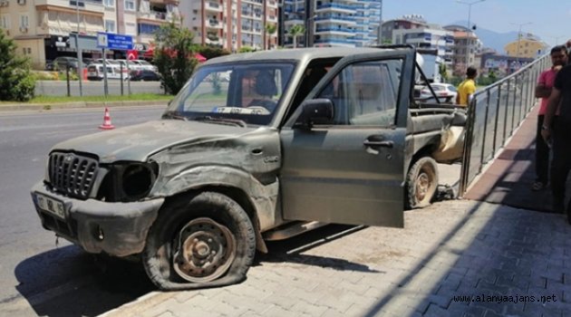 Alanya'da feci kaza! 2 araç çarpıştı