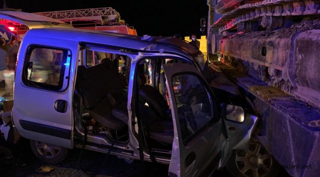 Alanya'da hafif ticari araç TIR'a çarptı: 2 yaralı