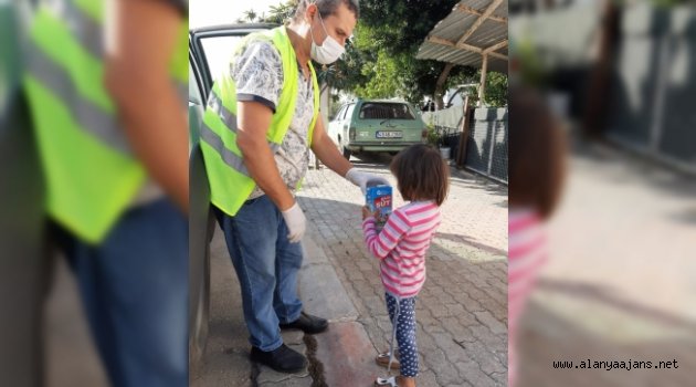 Alanya'da halk süt dağıtımı devam ediyor