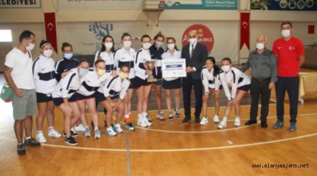 Alanya'da hokey müsabakalarında son kozlar paylaşıldı