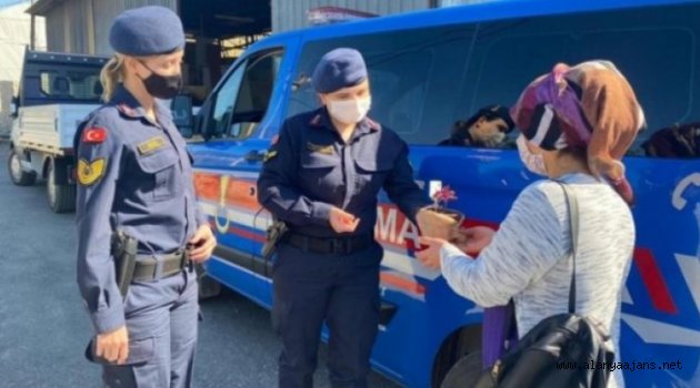 Alanya'da jandarmadan kadınlara jest