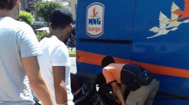 Alanya'da kargo aracı park halindeki otomobile çarptı