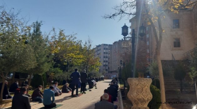Alanya'da kısıtlamada uygulanan cuma namazı esnekliğinde vatandaşlar camileri doldurdu