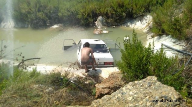 Alanya'da kontrolden çıkan otomobil sulama havuzuna uçtu