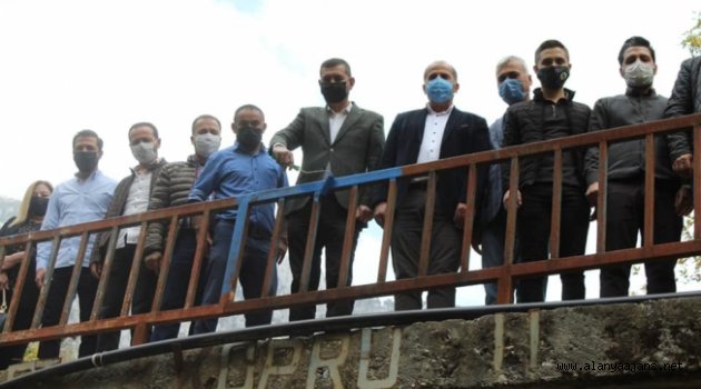 Alanya'da MHP'liler Bozkurt Köprüsü'nü boyadı