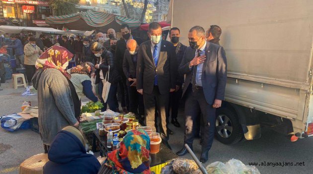 Alanya'da MHP'liler pazar esnafını ziyaret etti
