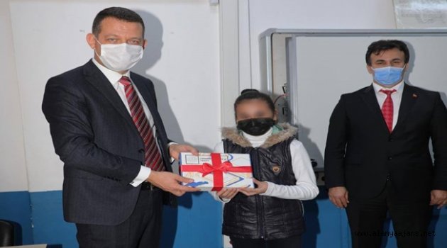 Alanya'da öğrencilere tablet dağıtımı yapıldı