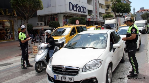 Alanya'da öncelikli yaya bilinci uygulaması sürüyor
