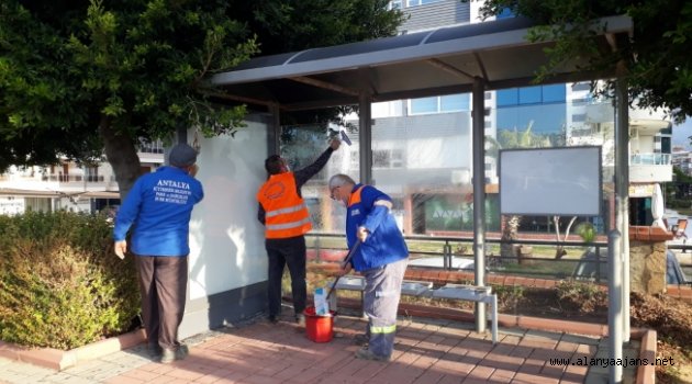 Alanya'da otobüs durakları temizleniyor