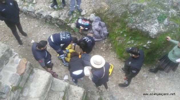 Alanya'da Rus kadın surlardan düştü