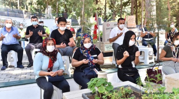 Alanya'da şehit polis Aksoy mezarı başında anıldı