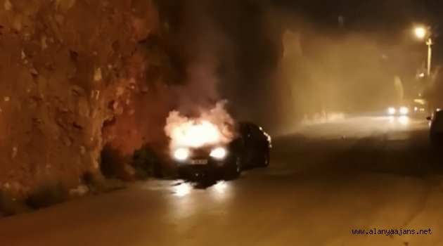 Alanya'da seyir halindeki otomobil yandı