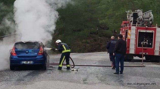 Alanya'da seyir halindeki otomobil yandı