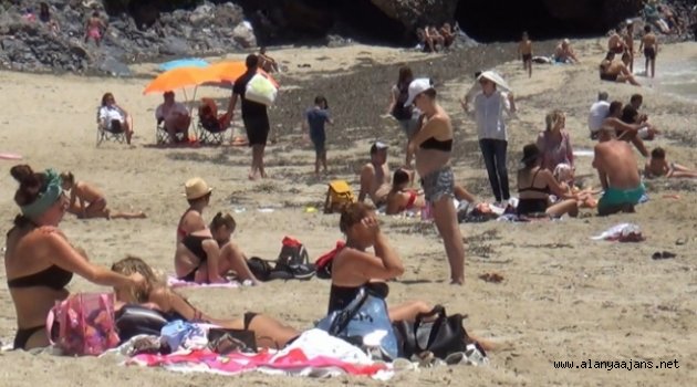 Alanya'da sıcağı gören soluğu denizde aldı!
