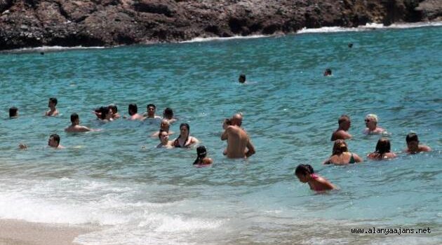Alanya'da sıcak hava insanları denize döktü