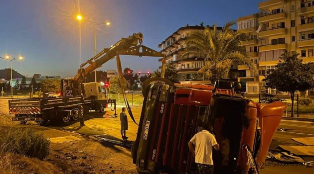 Alanya'da şoförün direksiyon hakimiyetini kaybettiği TIR devrildi