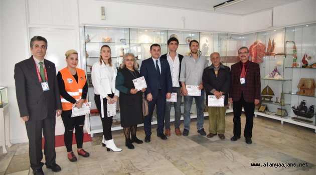 Alanya'da Süs Hayvanı Satıcılarına Sertifika