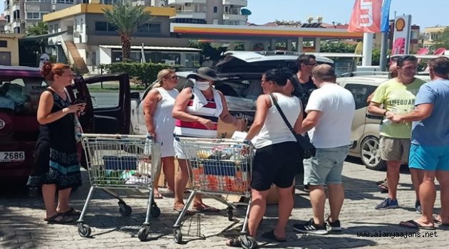Alanya'da yabancılardan gıda yardımı