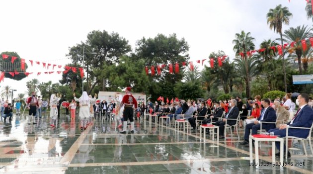 Alanya'da yağmur altında cumhuriyet coşkusu!