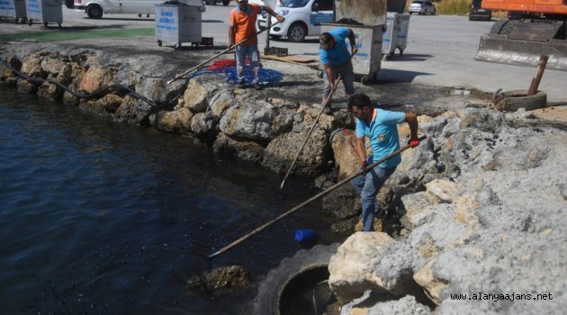 Alanya'da yangın sonrası liman temizleniyor