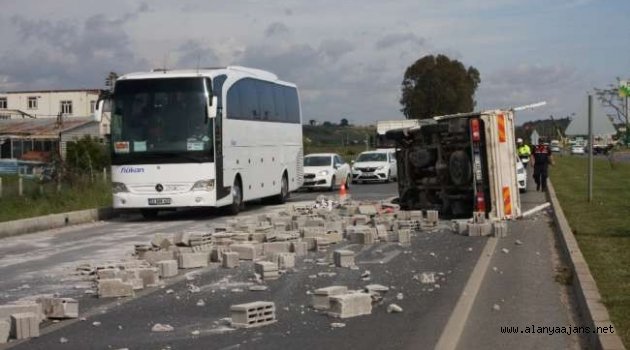 Alanya'da yolunda takla atan kamyonetten sağ kurtuldular