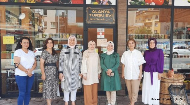 Alanyalı kadın siyasetçi turşucu dükkanı açtı