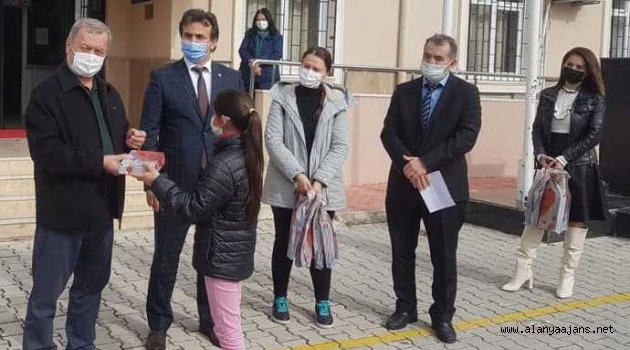 Alanyalı kaymakamdan öğrencilere tablet jesti