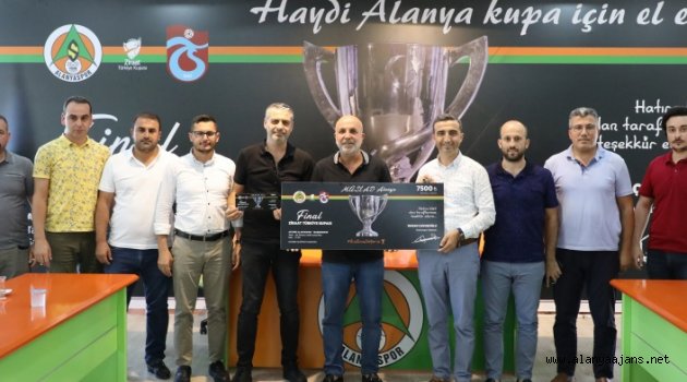 Alanyaspor'da hatıra biletler sahiplerine verildi