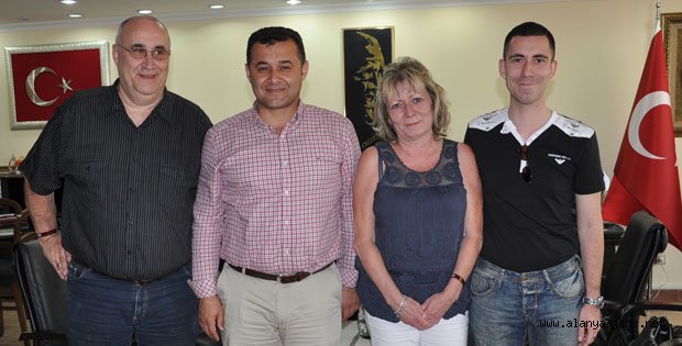 ALANYA’YA 33 KEZ GELEN ALMAN ÇİFTİ BAŞKAN YÜCEL’İ ZİYARET ETTİ