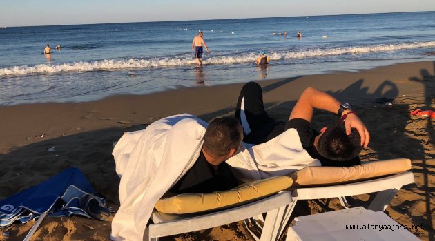 Alanya'ya tatil için geldiler, sahilde sabahladılar