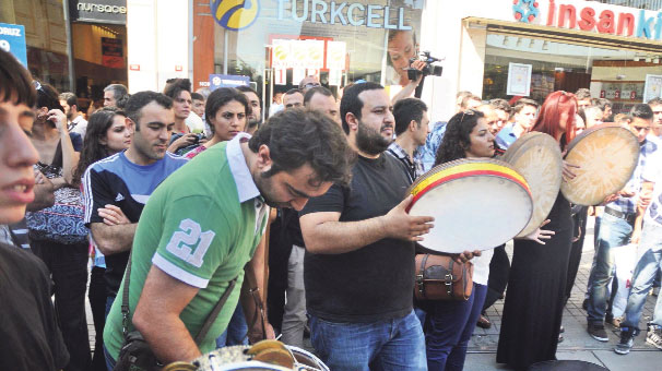 Anadil için sokak eylemi