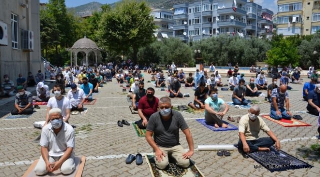 Antalya BŞB Alanya'da seccade dağıttı