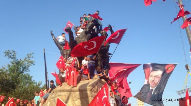 Antalya'da Demokrasi Mitingi Coşkusu