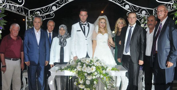 ARINÇ NİKAH MEMURUNA GÖZ DİKTİ
